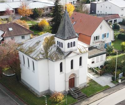 Kirche mit Pfarrhaus