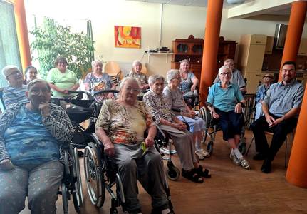 Seniorenheimbewohner*innen mit Pfr. Moll im Andachtsraum des Senioenhauses in Renchen