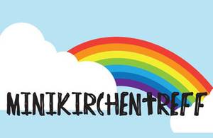 Blauer Himmel mir weißen Wolken, einem Regenborgen und den Schriftzug Minikirchentreff