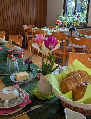 Der gedeckte und geschmückte Tisch für das Osterfrühstück