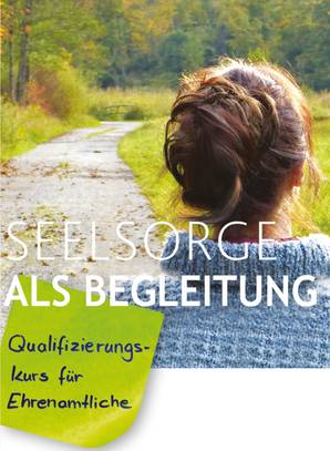 Frau auf Feldweg unterwegs Schrift in weiß darüber Qualifizierung Ehrenamtlicher