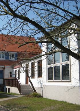 Blick von der Kappelstr. auf Rückseite der Kirche mit Gemeindessal und ein Eck des Pfarrauses