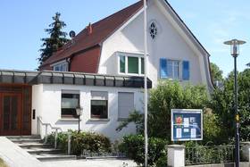 Pfarramtsbüro Renchen_Flachdachbau_im Hintergrund Pfarrhaus