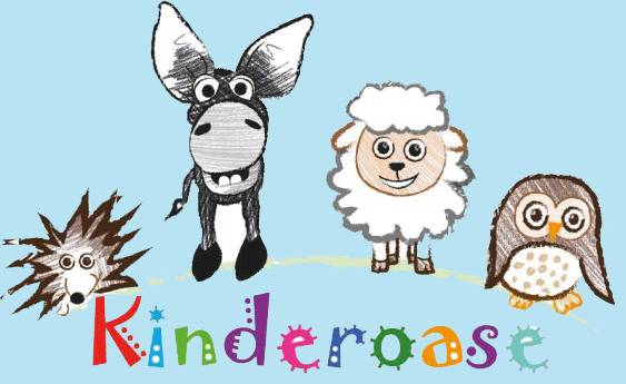 Auf hellblauem Hintergrunf sind in einen Bogen ein Igel, ein Esel, ein Schaf und eine Eule gemalt, darunter in farbigen Buchstabewn das Wort: Kinderoase